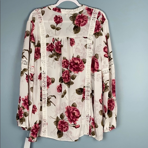 Plus Size V Neck Floral Crochet Detail Top - Picture 5 of 9